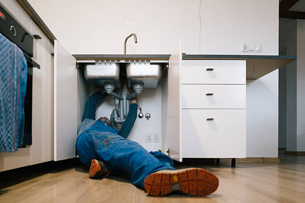 Professional Emergency Plumber technician working in Bowling Green, FL